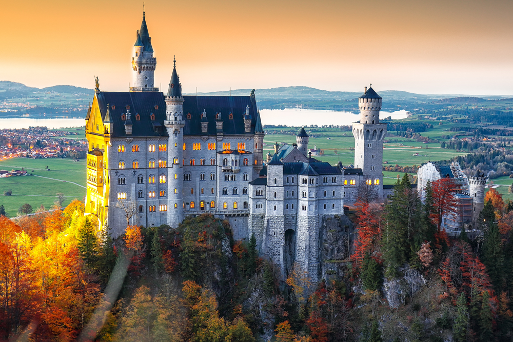 Mit unseren modernen und komfortablen Fahrzeugen können Sie entspannt und sportlich zu Ihren Zielen reisen, sei es das märchenhafte Schloss Neuschwanstein oder ein Shopping-Besuch auf der luxuriösen Maximilianstraße in München.